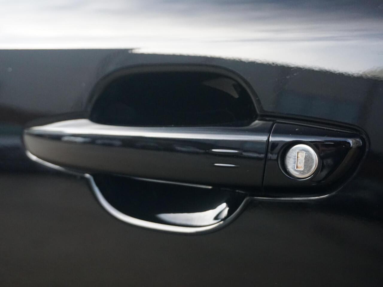 Peugeot e-2008 EV GT 54 kWh | Panorama schuifdak dak | Warmtepomp | Gripcontrol | All seasonbanden |