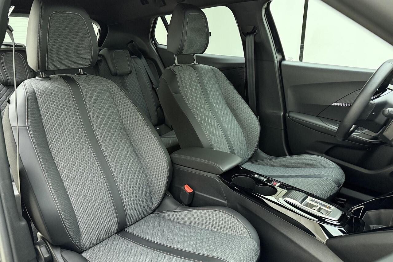 Peugeot e-2008 EV Allure Avantage 54 kWh | Navigatie | Adaptive Cruise control | Camera voor en achter | Climate control | Keyless | Lichtmetalen velgen | Extra getint glas