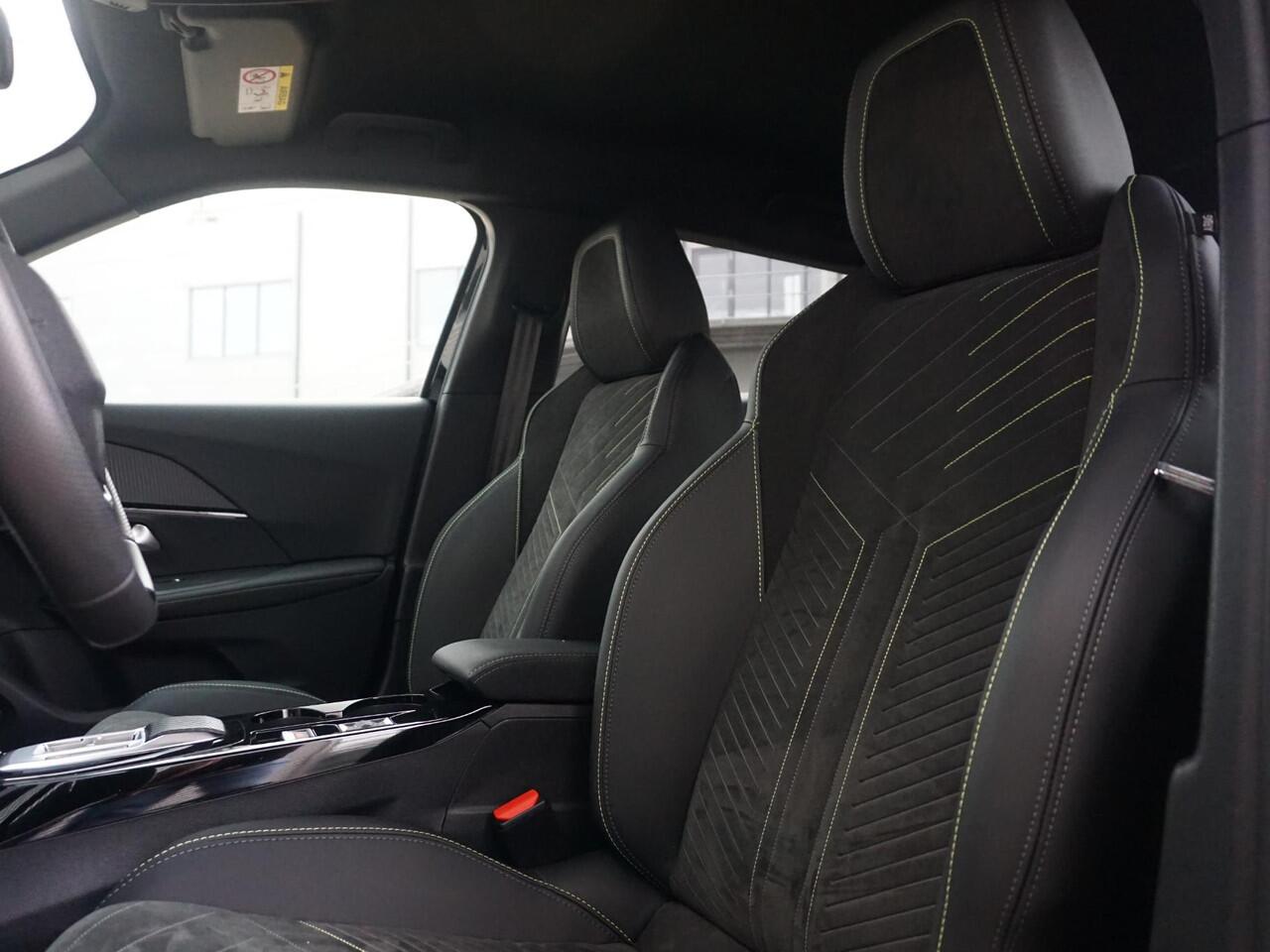 Peugeot e-2008 EV GT Avantage 54 kWh Alcantara interieur