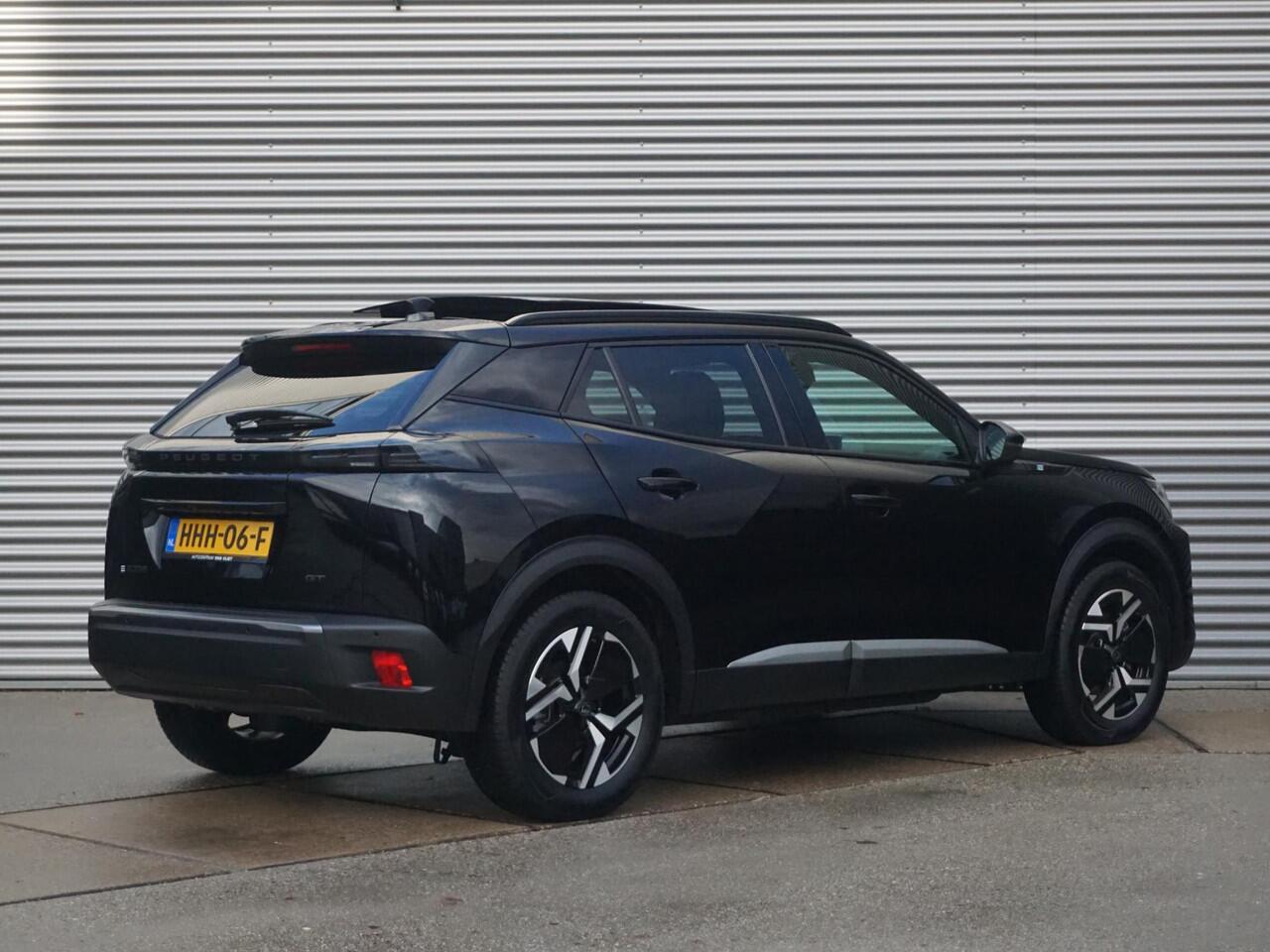 Peugeot e-2008 EV GT 54 kWh | Panorama schuifdak dak | Warmtepomp | Gripcontrol | All seasonbanden |