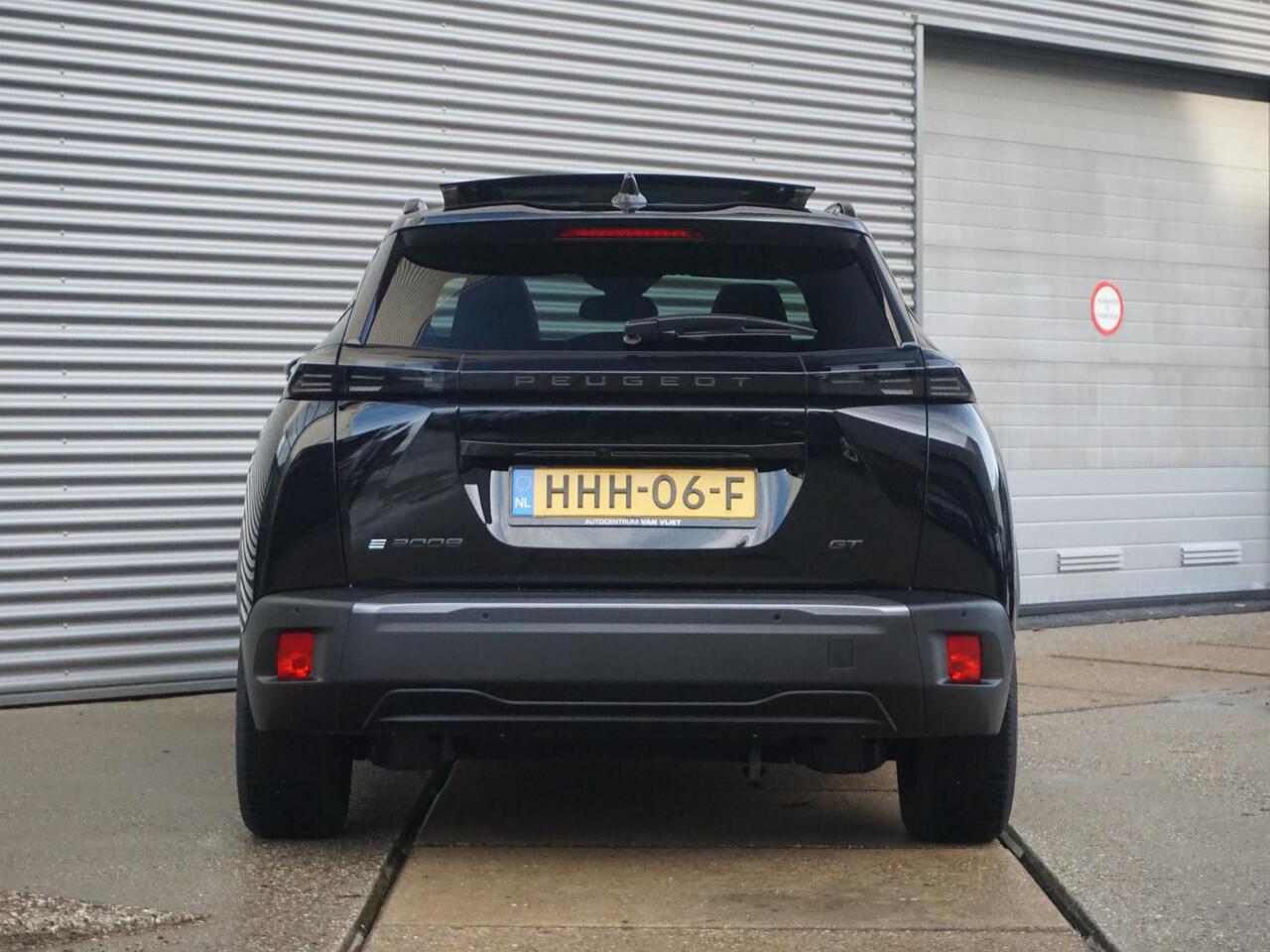 Peugeot e-2008 EV GT 54 kWh | Panorama schuifdak dak | Warmtepomp | Gripcontrol | All seasonbanden |