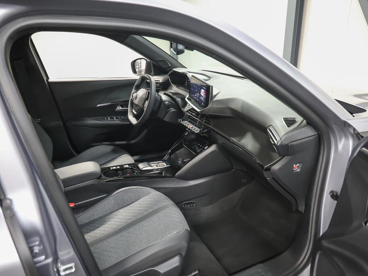 Peugeot e-2008 EV Allure 50 kWh 136PK | Accurapport 100%| 1ste eigenaar | AppleCarplay/Android Auto | Armsteun | 17"LMV | AUTOMAAT | Keyless | Cruise Control | Climate Control | FULL LED | Isofix | Parkeersensoren | Privacy Glass |