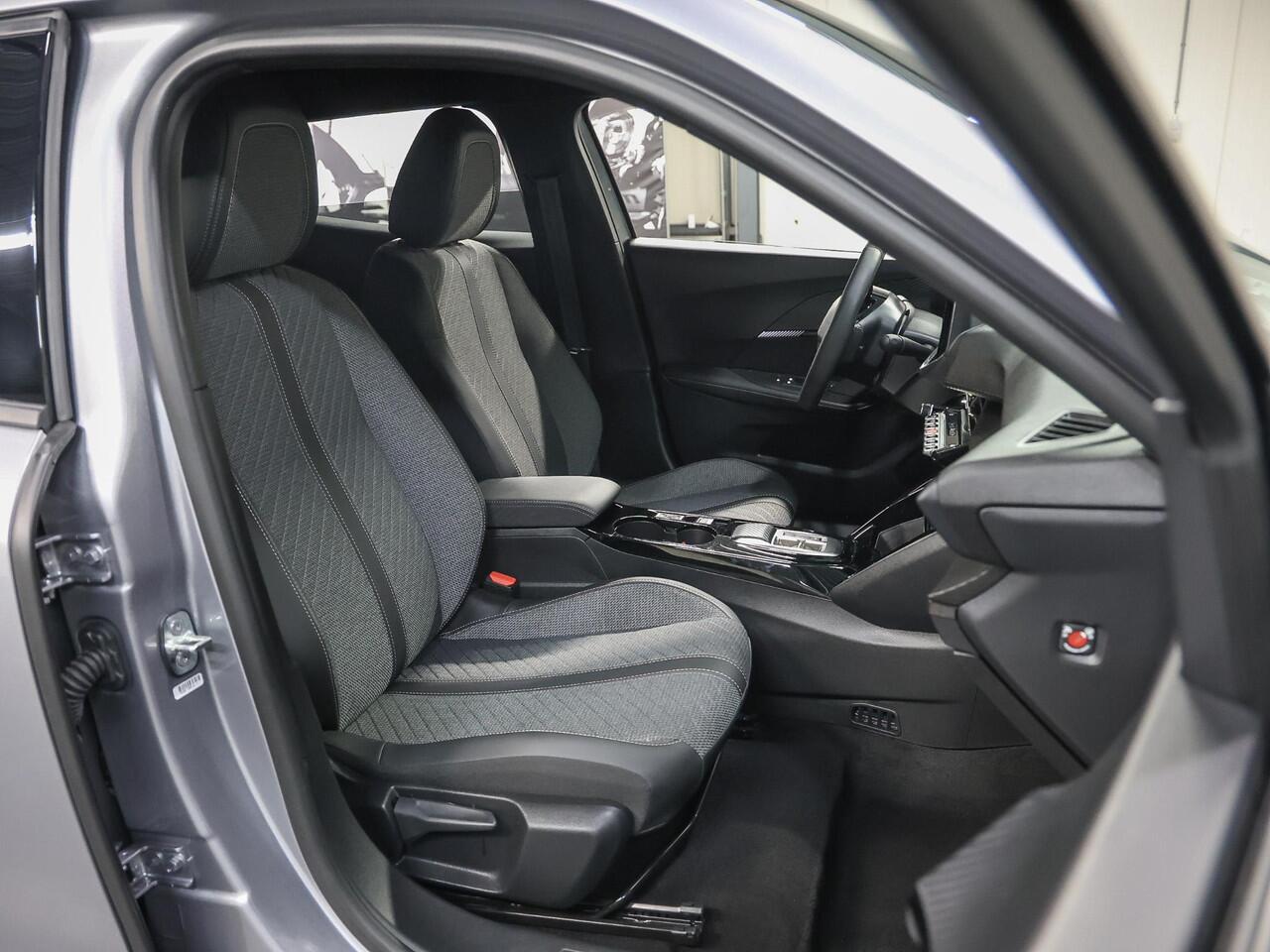 Peugeot e-2008 EV Allure 50 kWh 136PK | Accurapport 100%| 1ste eigenaar | AppleCarplay/Android Auto | Armsteun | 17"LMV | AUTOMAAT | Keyless | Cruise Control | Climate Control | FULL LED | Isofix | Parkeersensoren | Privacy Glass |