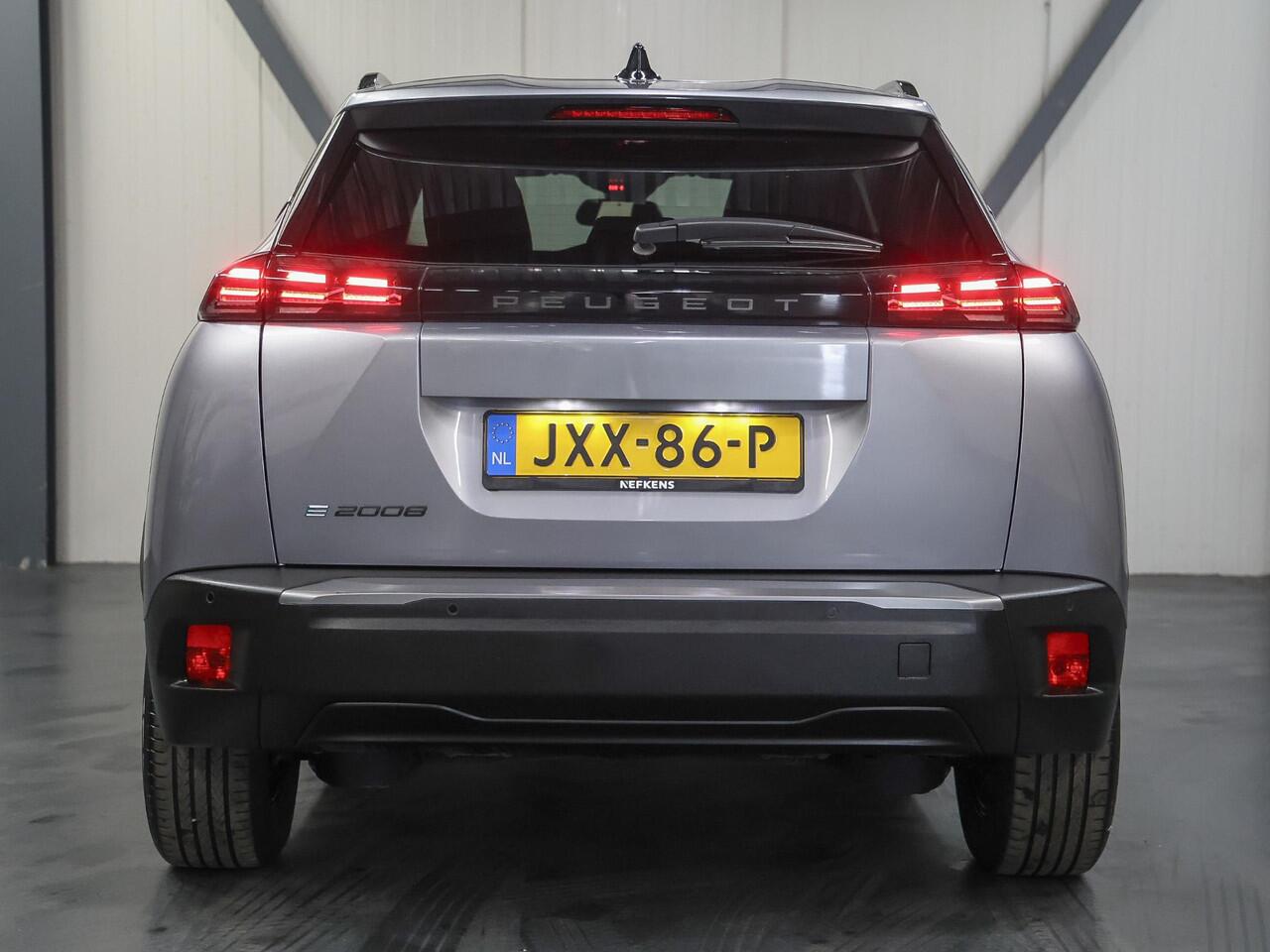 Peugeot e-2008 EV Allure 50 kWh 136PK | Accurapport 100%| 1ste eigenaar | AppleCarplay/Android Auto | Armsteun | 17"LMV | AUTOMAAT | Keyless | Cruise Control | Climate Control | FULL LED | Isofix | Parkeersensoren | Privacy Glass |