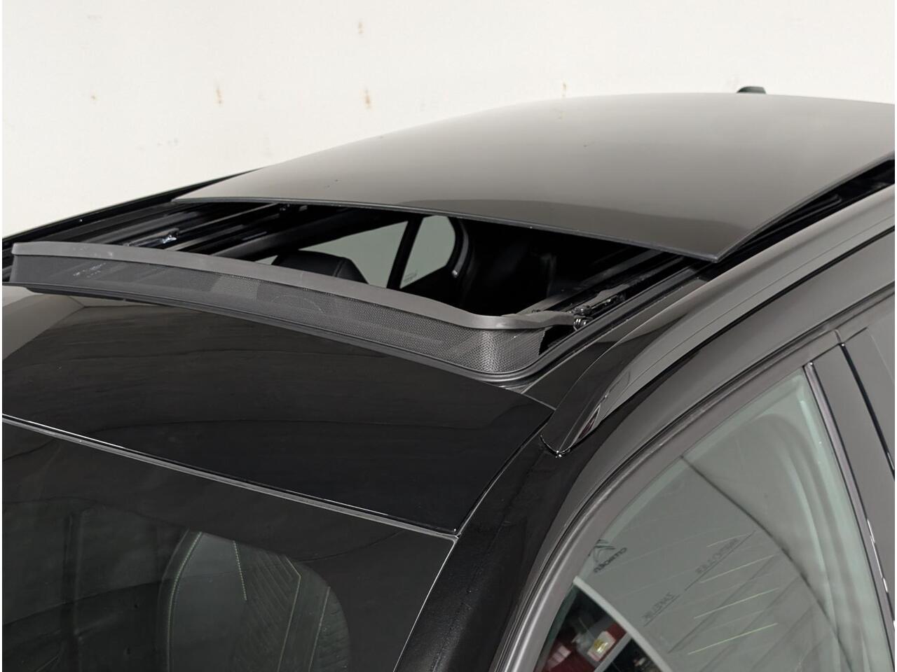 Peugeot e-2008 GT EV 3-FASEN 54kWh 156pk | SCHUIF/KANTELDAK | CAMERA | NAVI | ALCANTARA/LEDER | ADAPTIVE CRUISE | 18" LM-VELGEN | KEYLESS ENTRY