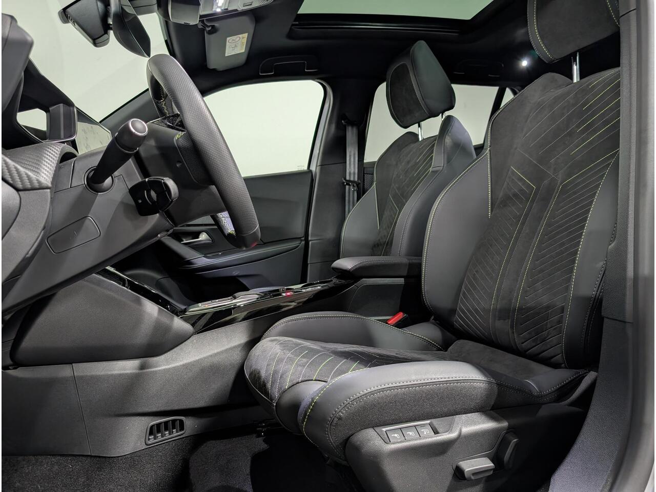 Peugeot e-2008 GT EV 3-FASEN 54kWh 156pk | SCHUIF/KANTELDAK | CAMERA | NAVI | ALCANTARA/LEDER | ADAPTIVE CRUISE | 18" LM-VELGEN | KEYLESS ENTRY