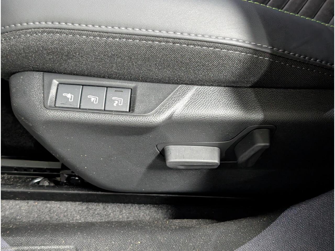 Peugeot e-2008 GT EV 3-FASEN 54kWh 156pk | SCHUIF/KANTELDAK | CAMERA | NAVI | ALCANTARA/LEDER | ADAPTIVE CRUISE | 18" LM-VELGEN | KEYLESS ENTRY