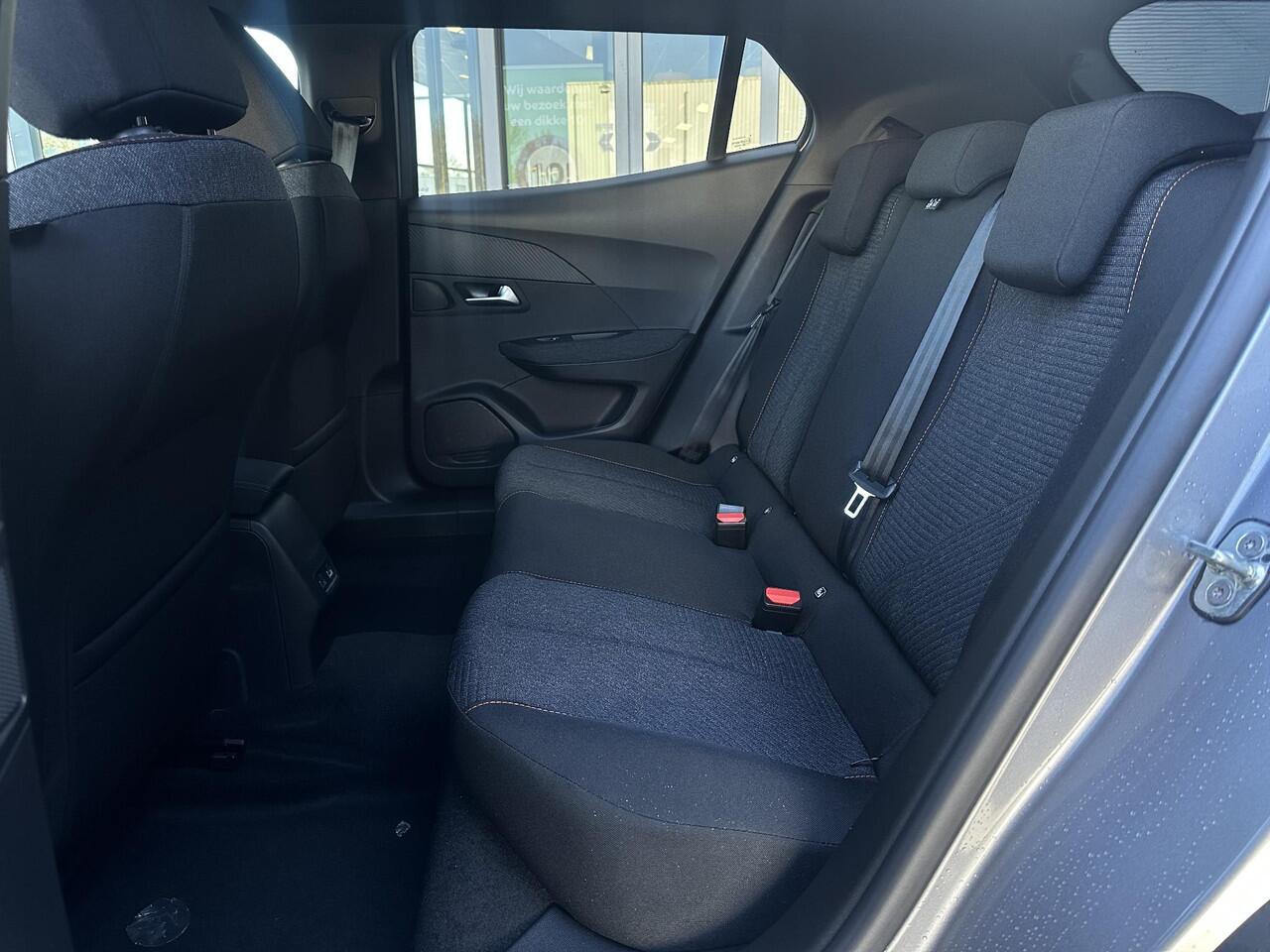 Peugeot e-2008 EV Business 54 kWh | Navigatie | Apple Carplay/Android Auto | DAB | Full LED | Climate Control | Cruise Control | Parkeercamera/-sensoren |