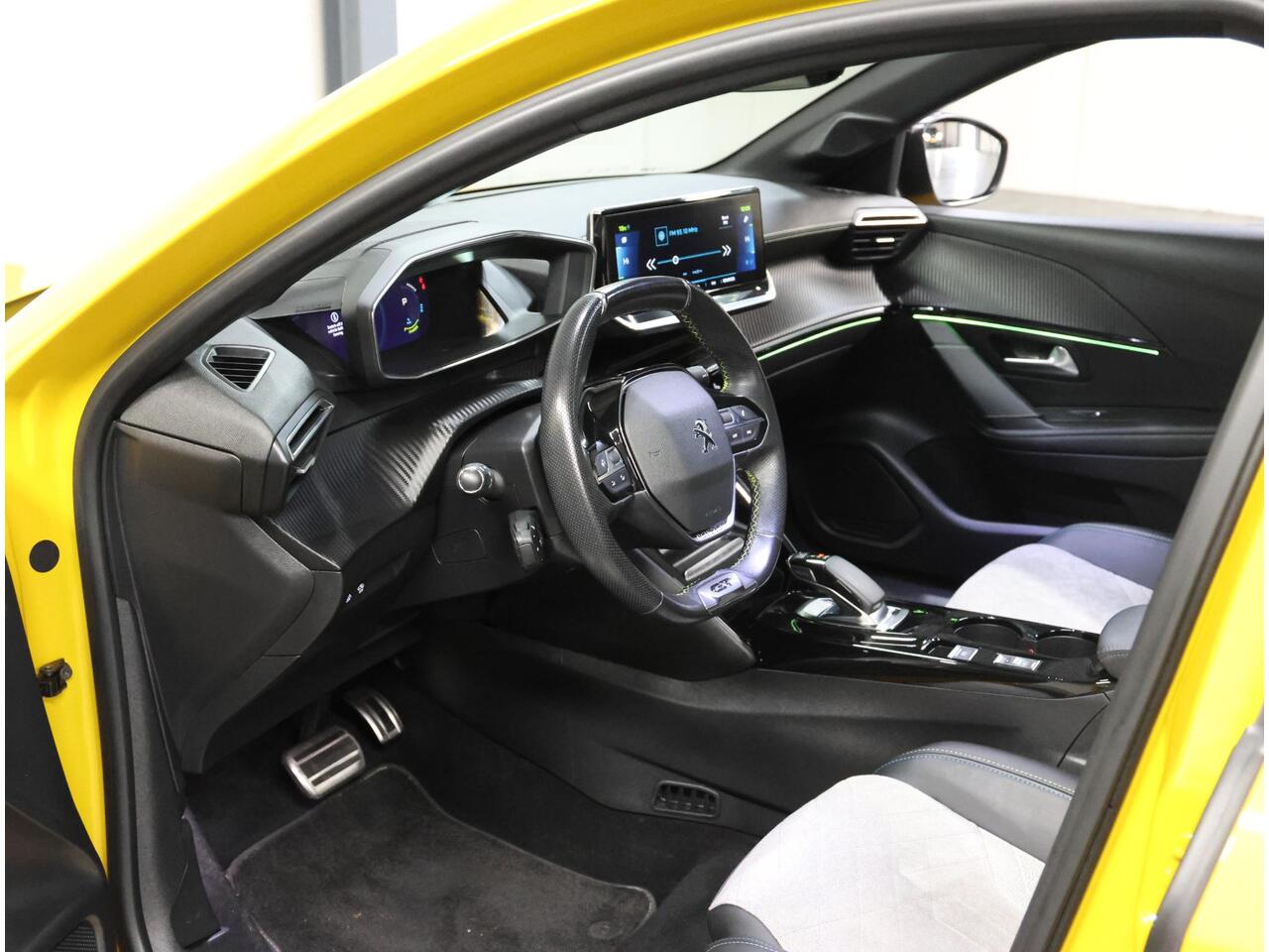 Peugeot e-208 GT 50kWh 136PK | 1ste eigenaar | ACCURAPPORT 100% | LEER/Alcantara | 3 FASE | Glazen dak | Adaptive Cruise Control | Climate Control | Camera | Dodehoekdetectie | Stoelverwarming | FULL LED | Sfeerverlichting | Isofix | Privacy Glass |