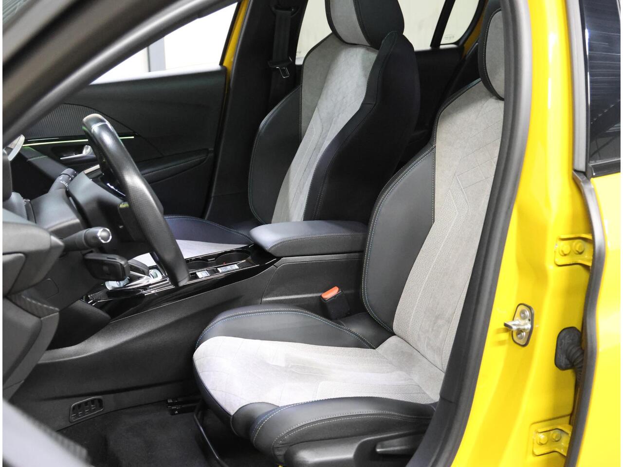 Peugeot e-208 GT 50kWh 136PK | 1ste eigenaar | ACCURAPPORT 100% | LEER/Alcantara | 3 FASE | Glazen dak | Adaptive Cruise Control | Climate Control | Camera | Dodehoekdetectie | Stoelverwarming | FULL LED | Sfeerverlichting | Isofix | Privacy Glass |