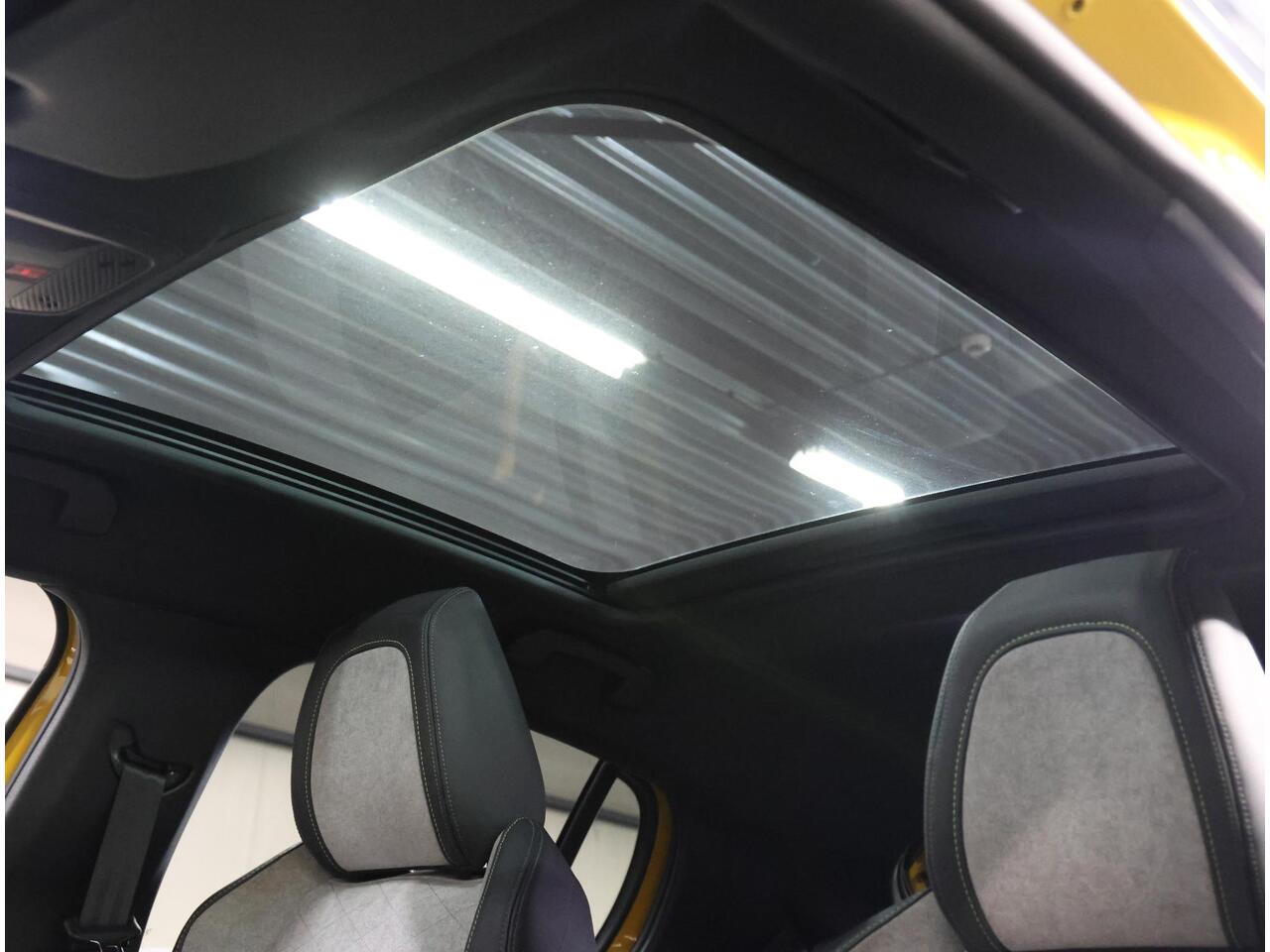 Peugeot e-208 GT 50kWh 136PK | 1ste eigenaar | ACCURAPPORT 100% | LEER/Alcantara | 3 FASE | Glazen dak | Adaptive Cruise Control | Climate Control | Camera | Dodehoekdetectie | Stoelverwarming | FULL LED | Sfeerverlichting | Isofix | Privacy Glass |