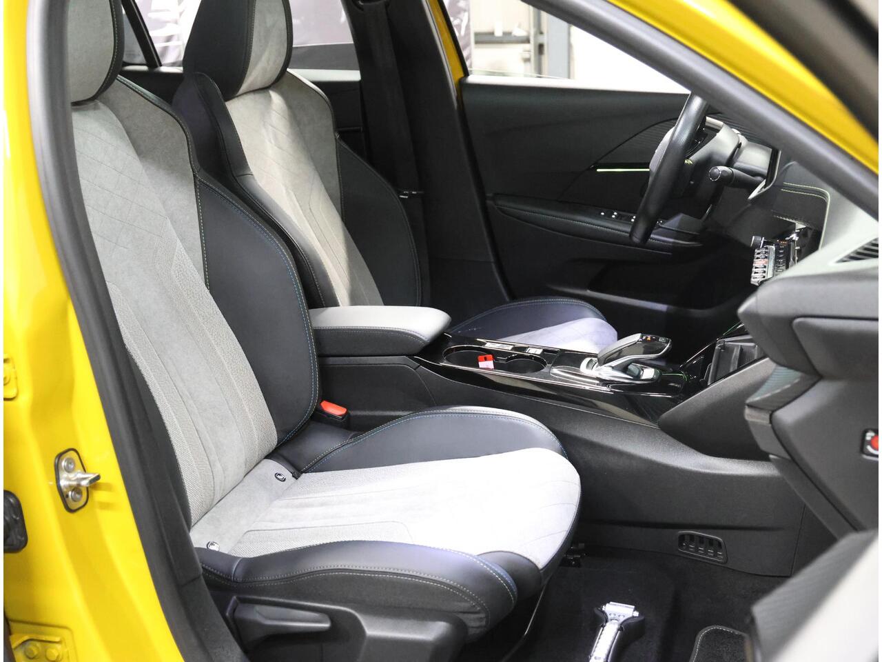 Peugeot e-208 GT 50kWh 136PK | 1ste eigenaar | ACCURAPPORT 100% | LEER/Alcantara | 3 FASE | Glazen dak | Adaptive Cruise Control | Climate Control | Camera | Dodehoekdetectie | Stoelverwarming | FULL LED | Sfeerverlichting | Isofix | Privacy Glass |