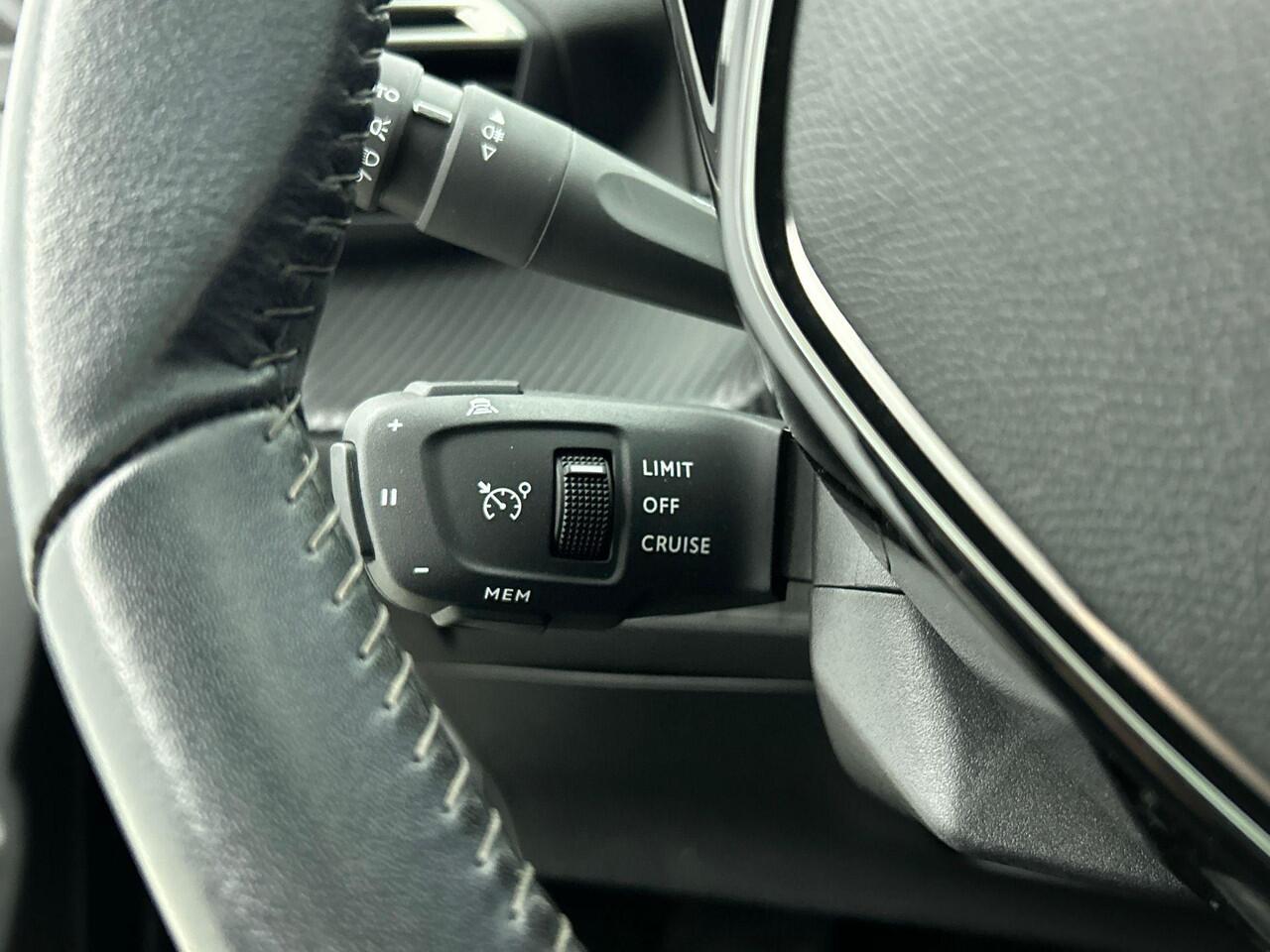 Peugeot e-208 EV Allure 50 kWh Panoramadak Airco ECC Adaptive Cruise Control Full LED Carplay Navi Parkeersensoren + Camera Achter DAB+