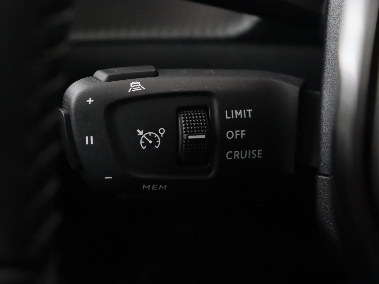 Peugeot e-208 EV Allure 50 kWh | Camera | Carplay | Half leder | Keyless | Navigatie | Full LED | Parkeerhulp | DAB | Getint glas | Climate control | Cruise control