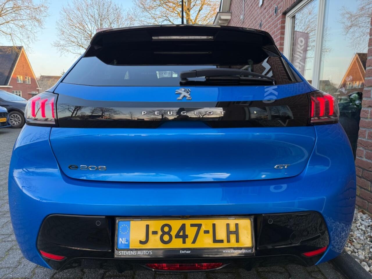 Peugeot e-208 EV GT 350 50 kWh STOELVERW. / CRUISE / CAMERA / CARPLAY / DAB+ /