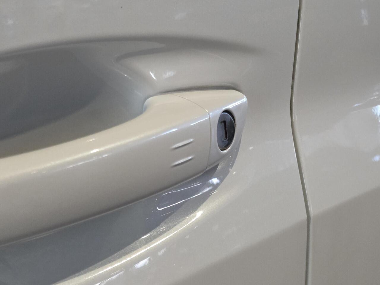 Peugeot e-208 Allure Pack EV 3-FASEN 50kWh 136pk | 3D i-COCKPIT®| PARELMOER! | ADAPTIVE CRUISE | KEYLESS | STOELVERW. | LED | ISOFIX | NAVI | 180° CAMERA |