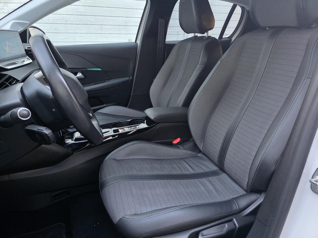 Peugeot e-208 Allure Pack EV 3-FASEN 50kWh 136pk | 3D i-COCKPIT®| PARELMOER! | ADAPTIVE CRUISE | KEYLESS | STOELVERW. | LED | ISOFIX | NAVI | 180° CAMERA |