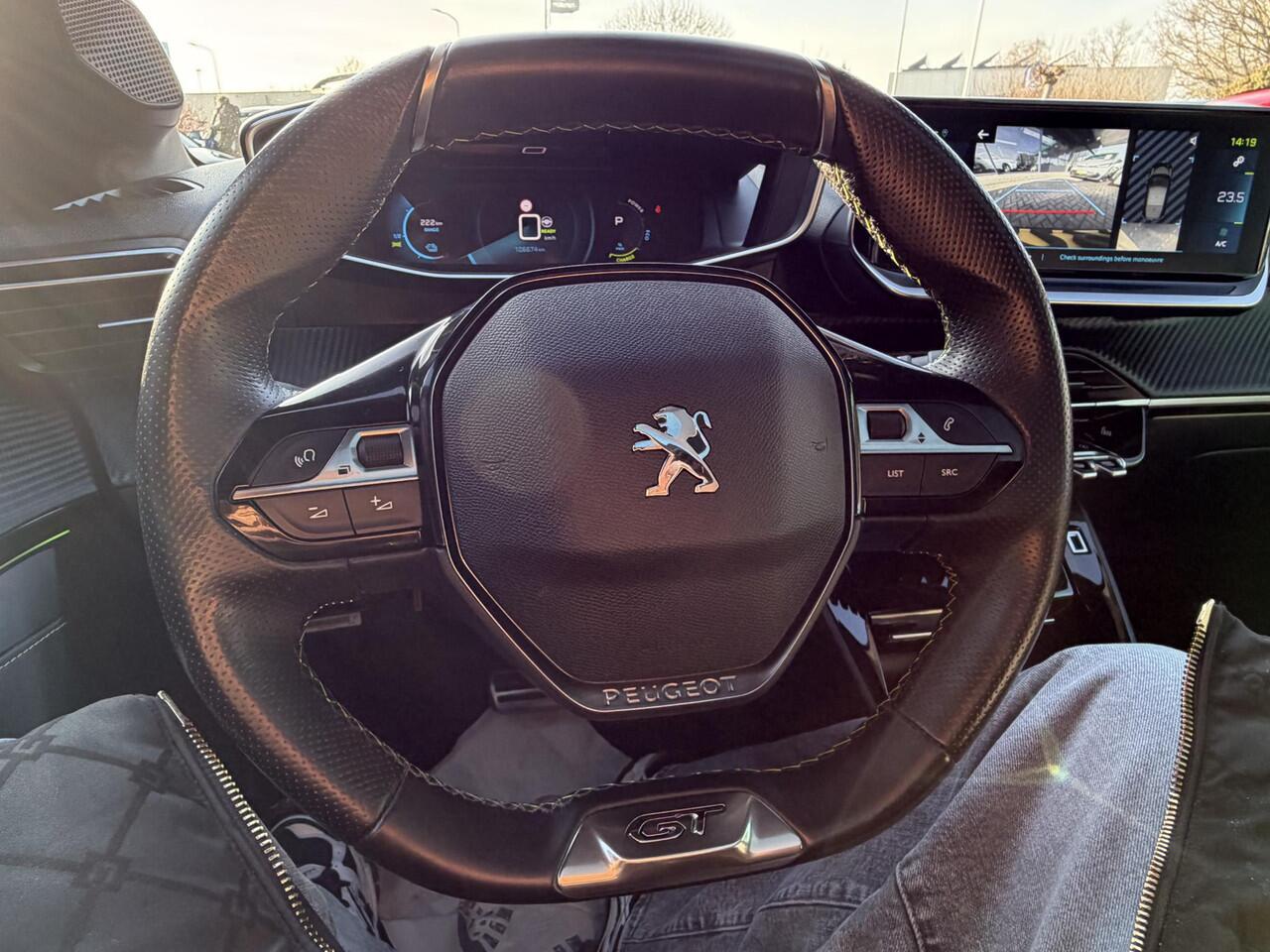 Peugeot e-208 EV GT 350 50 kWh SOH 95% | MULTIMEDIA | NAVIGATIE | AIRCO/ECC | APPLE CARPLAY/ANDROID AUTO | CRUISECONTROL | CAMERA | SPORT STOELEN | PARKEERSENSOREN |