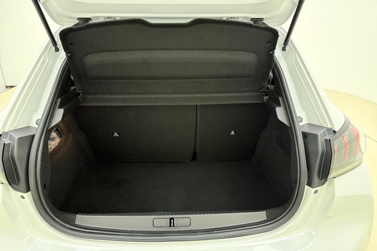 Peugeot e-208 EV GT Pack 50 kWh 136pk | Navigatie | Climate Control | Stoelverwarming | Camera | Getinte ramen achter | Cruise Control | Lichtmetalen Velgen