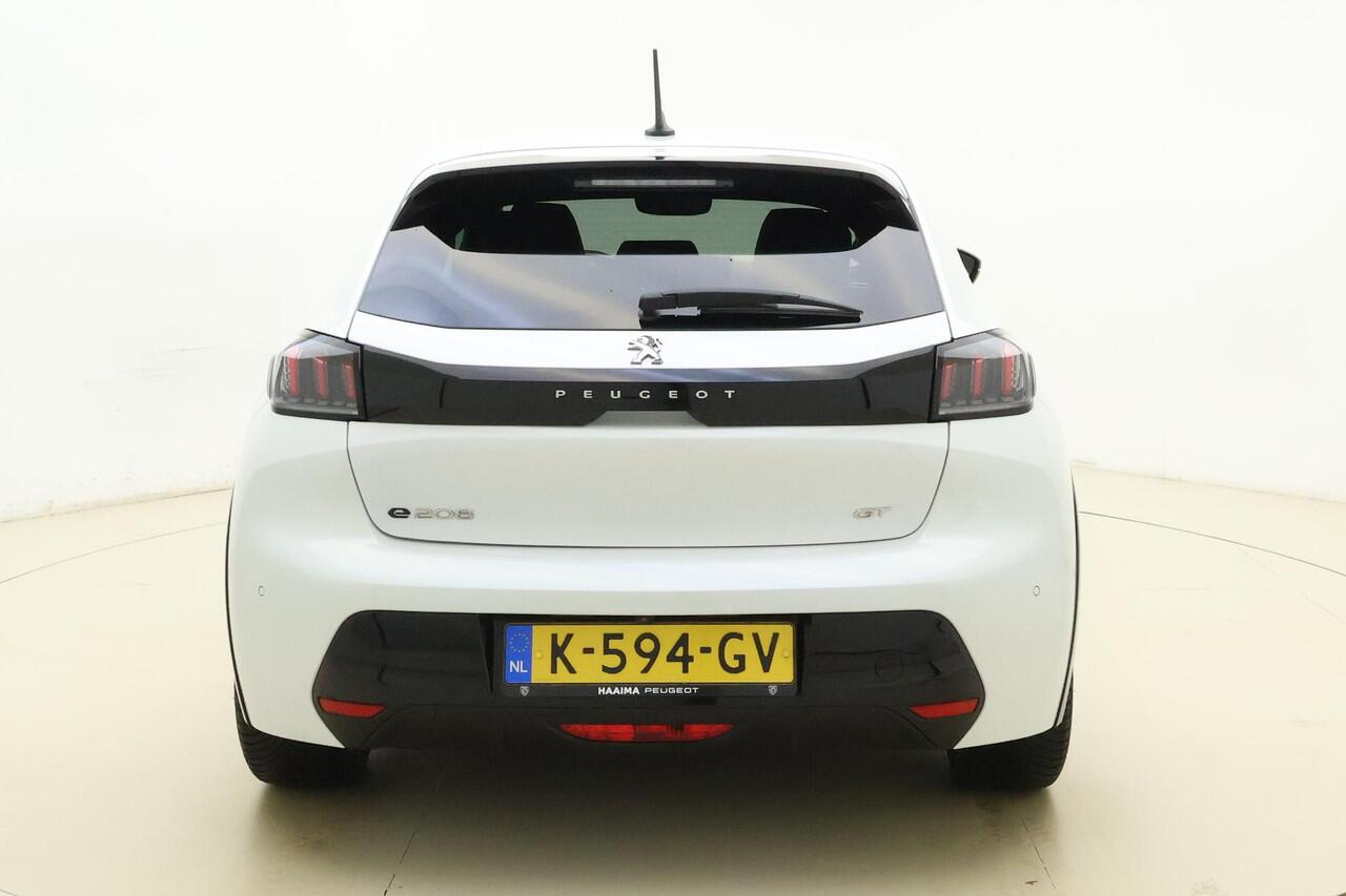 Peugeot e-208 EV GT Pack 50 kWh 136pk | Navigatie | Climate Control | Stoelverwarming | Camera | Getinte ramen achter | Cruise Control | Lichtmetalen Velgen