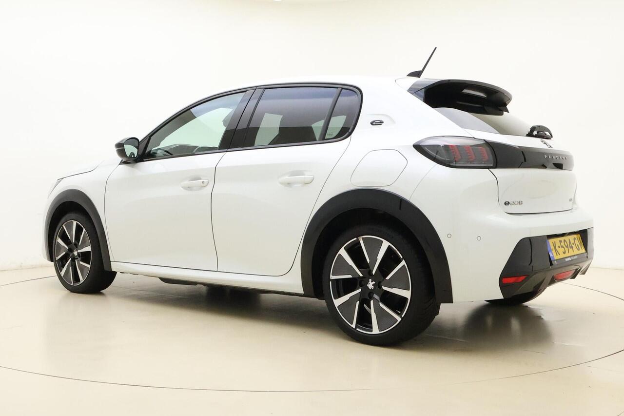 Peugeot e-208 EV GT Pack 50 kWh 136pk | Navigatie | Climate Control | Stoelverwarming | Camera | Getinte ramen achter | Cruise Control | Lichtmetalen Velgen