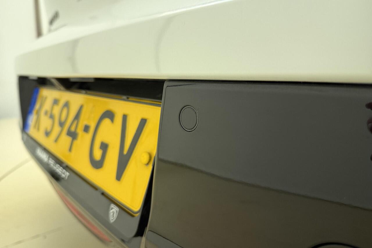 Peugeot e-208 EV GT Pack 50 kWh 136pk | Navigatie | Climate Control | Stoelverwarming | Camera | Getinte ramen achter | Cruise Control | Lichtmetalen Velgen