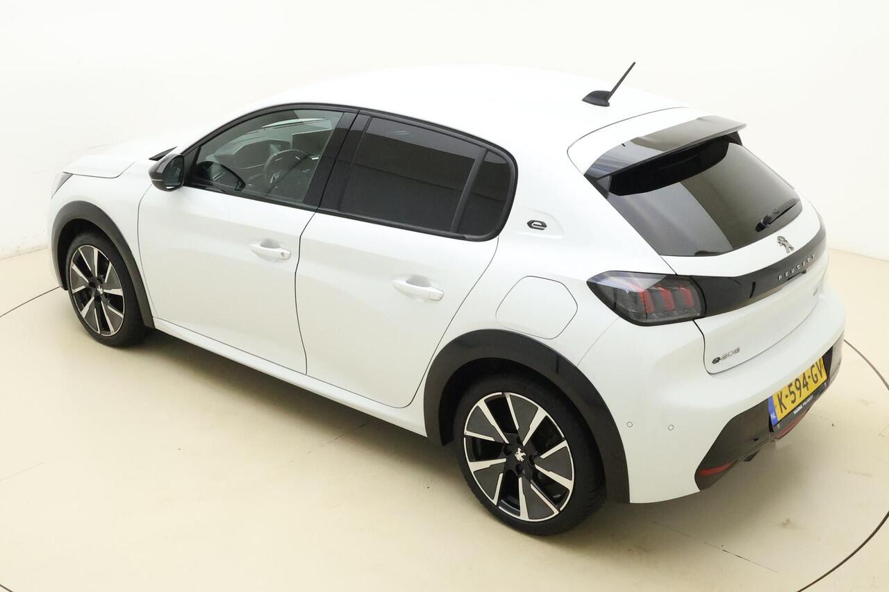 Peugeot e-208 EV GT Pack 50 kWh 136pk | Navigatie | Climate Control | Stoelverwarming | Camera | Getinte ramen achter | Cruise Control | Lichtmetalen Velgen