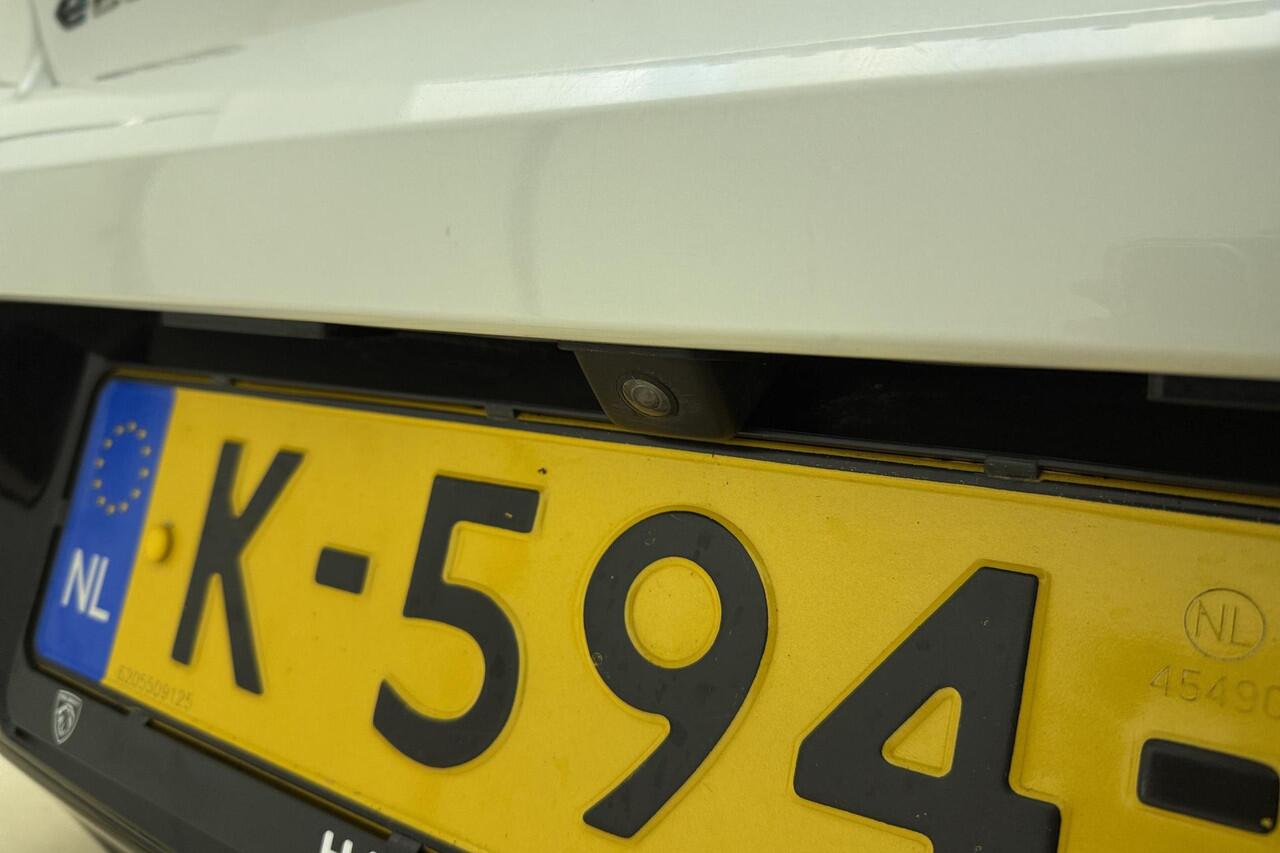 Peugeot e-208 EV GT Pack 50 kWh 136pk | Navigatie | Climate Control | Stoelverwarming | Camera | Getinte ramen achter | Cruise Control | Lichtmetalen Velgen