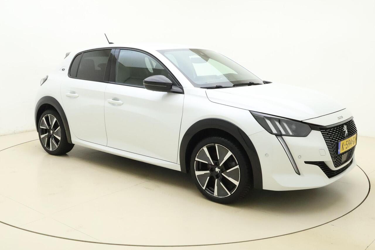 Peugeot e-208 EV GT Pack 50 kWh 136pk | Navigatie | Climate Control | Stoelverwarming | Camera | Getinte ramen achter | Cruise Control | Lichtmetalen Velgen