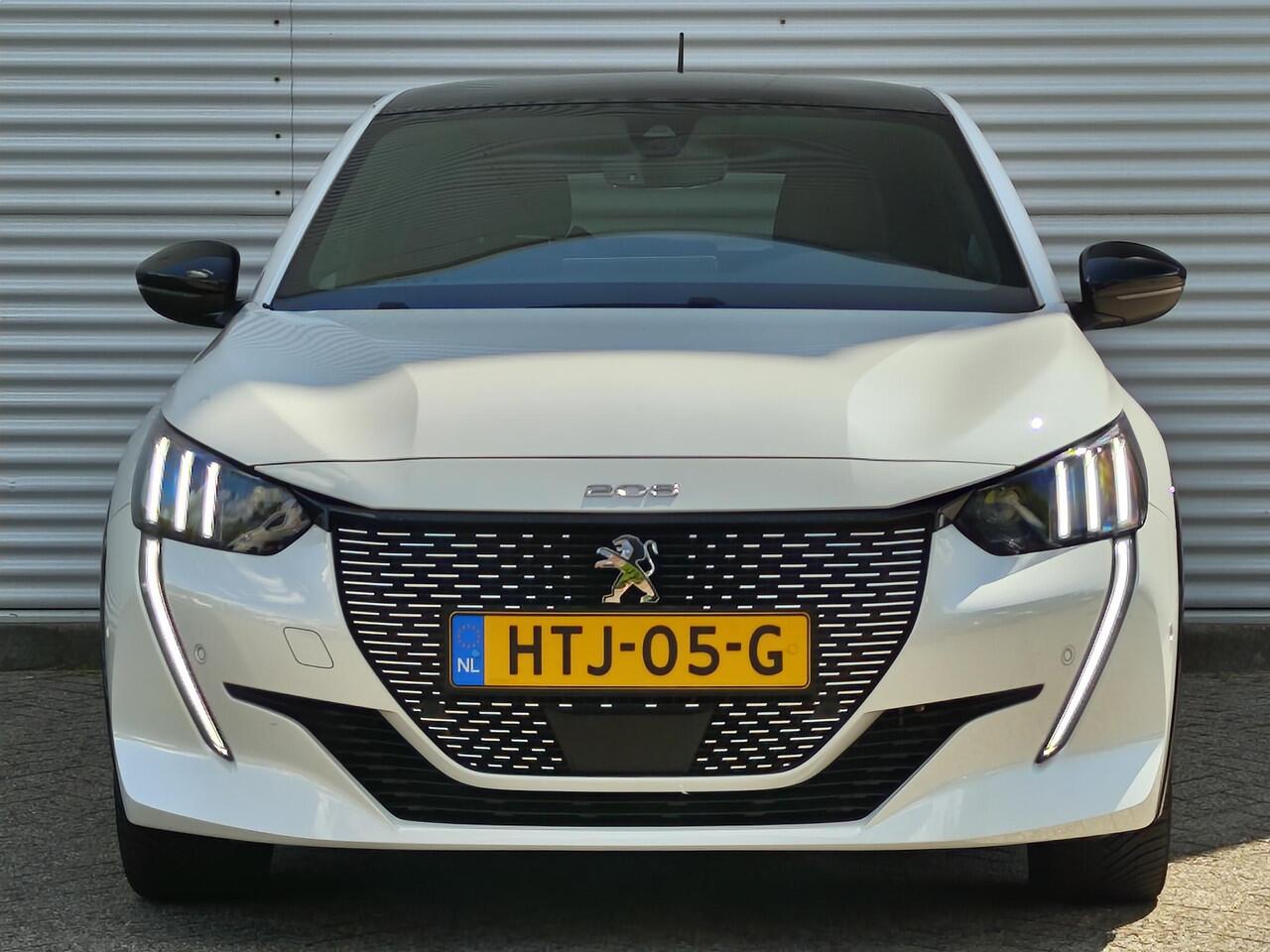 Peugeot e-208 GT EV 3-FASEN 50kWh 136pk | BLACK DIAMOND | PANODAK | NAVI | STOELVERW. | CAMERA | DODEHOEKBEW. | DRAADLOZE TELEFOONLADER