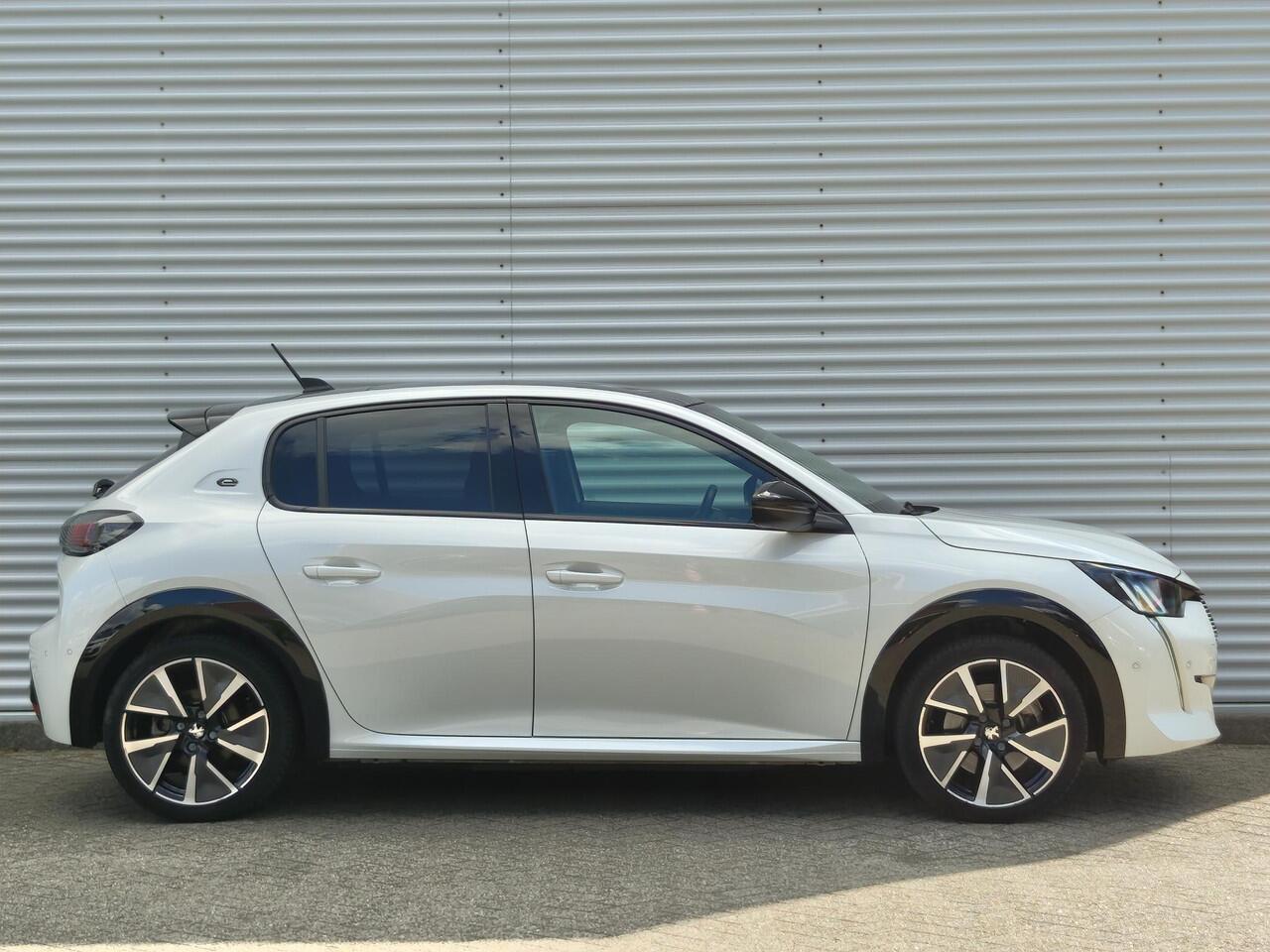 Peugeot e-208 GT EV 3-FASEN 50kWh 136pk | BLACK DIAMOND | PANODAK | NAVI | STOELVERW. | CAMERA | DODEHOEKBEW. | DRAADLOZE TELEFOONLADER