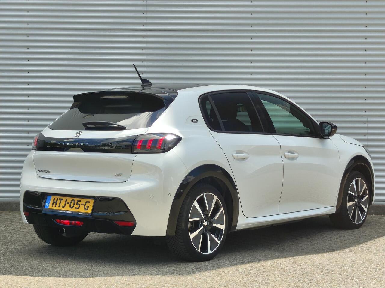 Peugeot e-208 GT EV 3-FASEN 50kWh 136pk | BLACK DIAMOND | PANODAK | NAVI | STOELVERW. | CAMERA | DODEHOEKBEW. | DRAADLOZE TELEFOONLADER