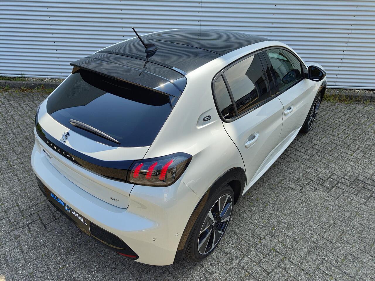 Peugeot e-208 GT EV 3-FASEN 50kWh 136pk | BLACK DIAMOND | PANODAK | NAVI | STOELVERW. | CAMERA | DODEHOEKBEW. | DRAADLOZE TELEFOONLADER