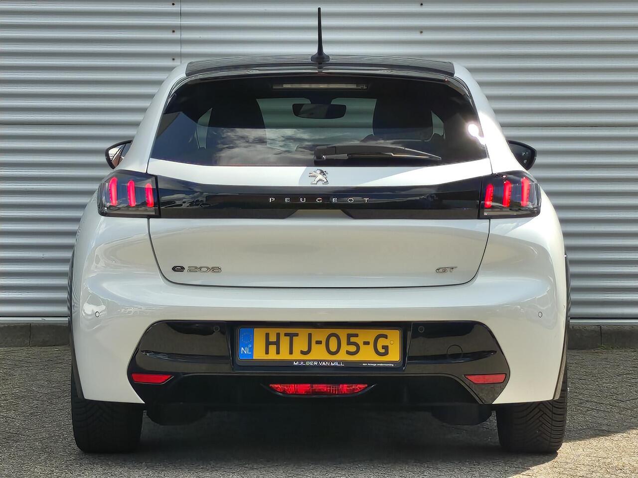 Peugeot e-208 GT EV 3-FASEN 50kWh 136pk | BLACK DIAMOND | PANODAK | NAVI | STOELVERW. | CAMERA | DODEHOEKBEW. | DRAADLOZE TELEFOONLADER