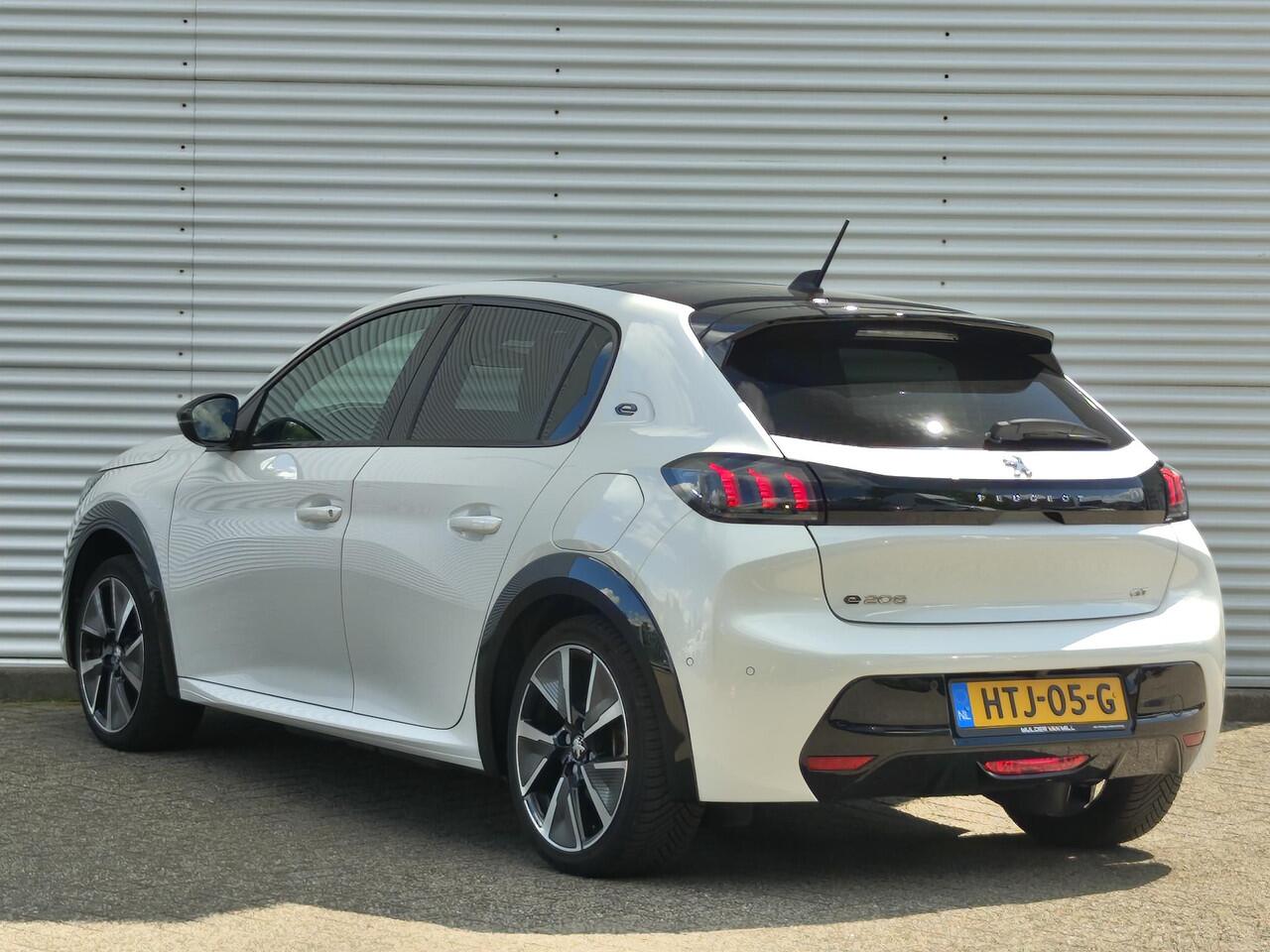 Peugeot e-208 GT EV 3-FASEN 50kWh 136pk | BLACK DIAMOND | PANODAK | NAVI | STOELVERW. | CAMERA | DODEHOEKBEW. | DRAADLOZE TELEFOONLADER