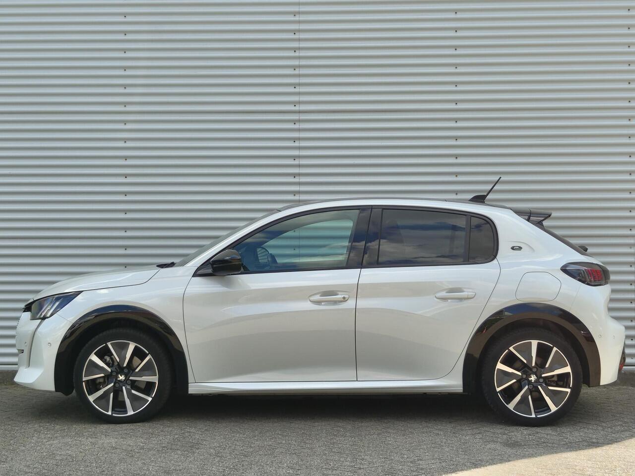 Peugeot e-208 GT EV 3-FASEN 50kWh 136pk | BLACK DIAMOND | PANODAK | NAVI | STOELVERW. | CAMERA | DODEHOEKBEW. | DRAADLOZE TELEFOONLADER