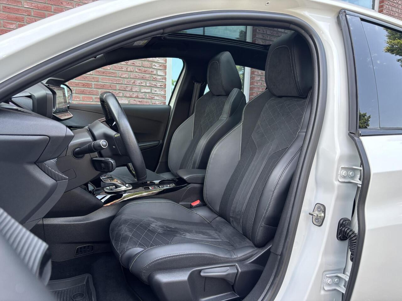 Peugeot e-208 GT Pack EV 3-FASEN 50kWh 136pk | ALCANTARA | PANODAK | DODEHOEKBEW. | ADAPTIVE CRUISE | NAVI | STOELVERW. | CAMERA | DAB+ | LM-VELGEN 17" |