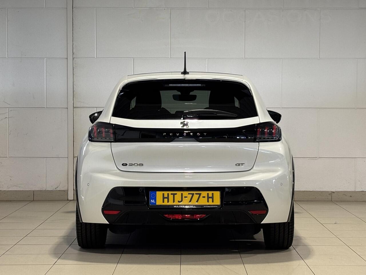 Peugeot e-208 GT Pack EV 3-FASEN 50kWh 136pk | ALCANTARA | PANODAK | DODEHOEKBEW. | ADAPTIVE CRUISE | NAVI | STOELVERW. | CAMERA | DAB+ | LM-VELGEN 17" |