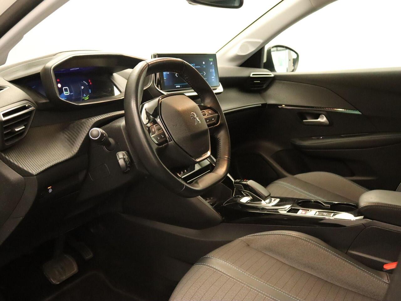 Peugeot e-208 EV Allure 50 kWh - SOH 93%! - ORIGINEEL NEDERLANDSE AUTO - APPLE CARPLAY/ANDROID AUTO - CRUISE CONTROL - BLUETOOTH TELEFOONVOORBEREIDING - KEYLESS ENTRY/START - HALF LEDEREN BEKLEDING - STOELVERWARMING