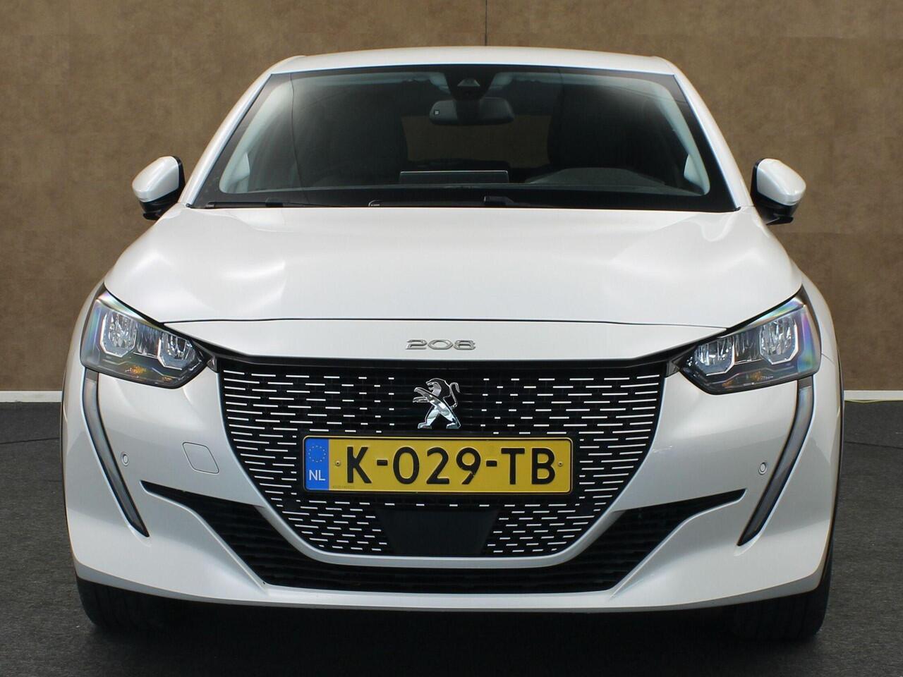 Peugeot e-208 EV Allure 50 kWh - SOH 93%! - ORIGINEEL NEDERLANDSE AUTO - APPLE CARPLAY/ANDROID AUTO - CRUISE CONTROL - BLUETOOTH TELEFOONVOORBEREIDING - KEYLESS ENTRY/START - HALF LEDEREN BEKLEDING - STOELVERWARMING