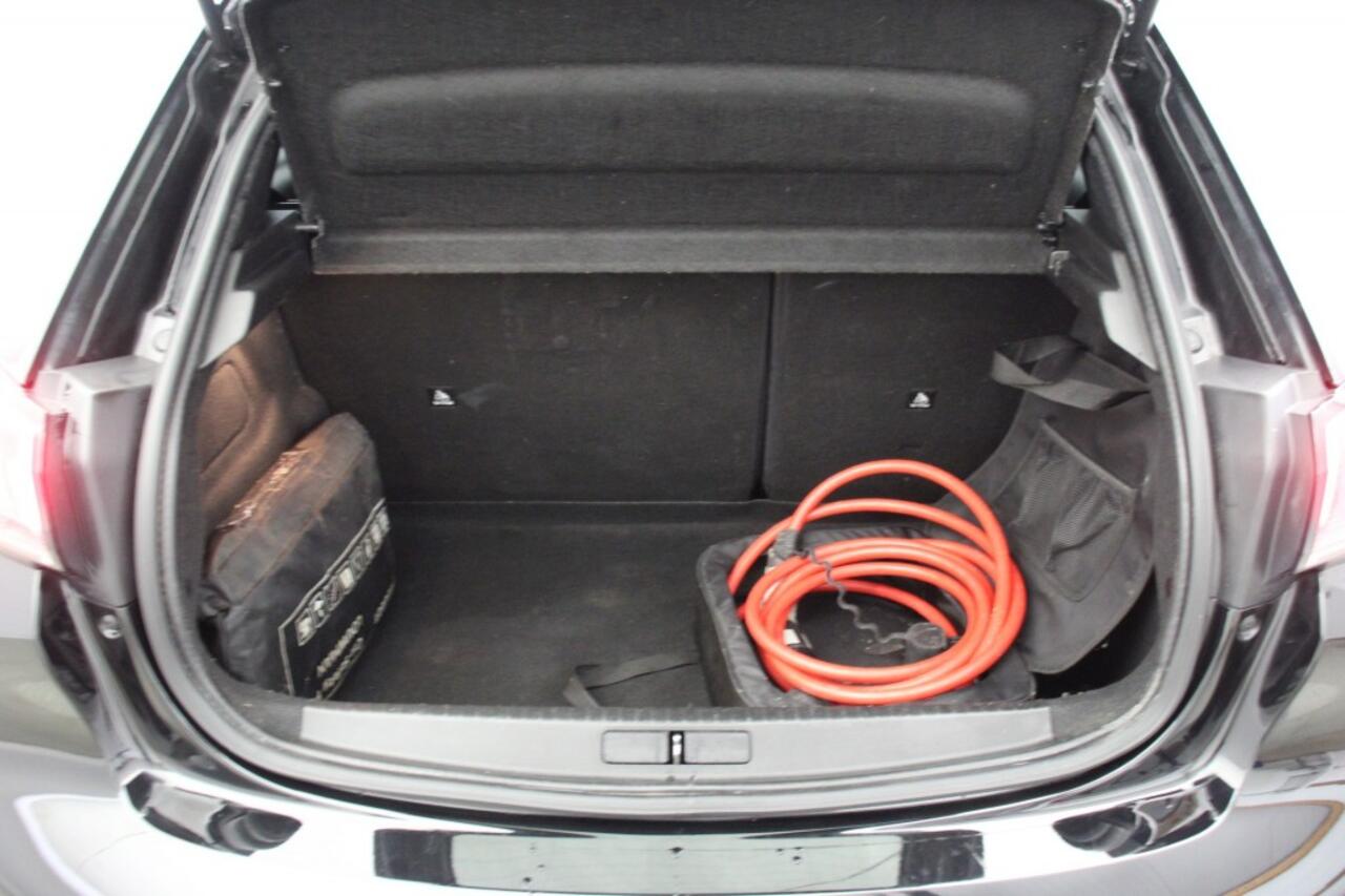 Peugeot e-208 GT Pack 50 kWh - Digitaal Cockpit, Panorama, Carplay, Camera, Half Leer, Stoelverw. SOH 91,4%