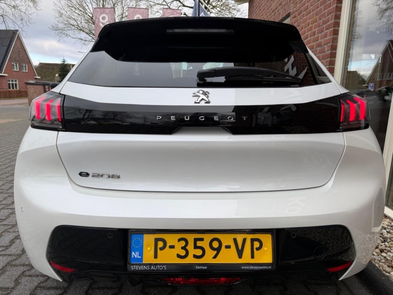 Peugeot e-208 EV Allure 50 kWh GROOT.NAVI / HALF.LEER / CAMERA / 17 INCH LMV /