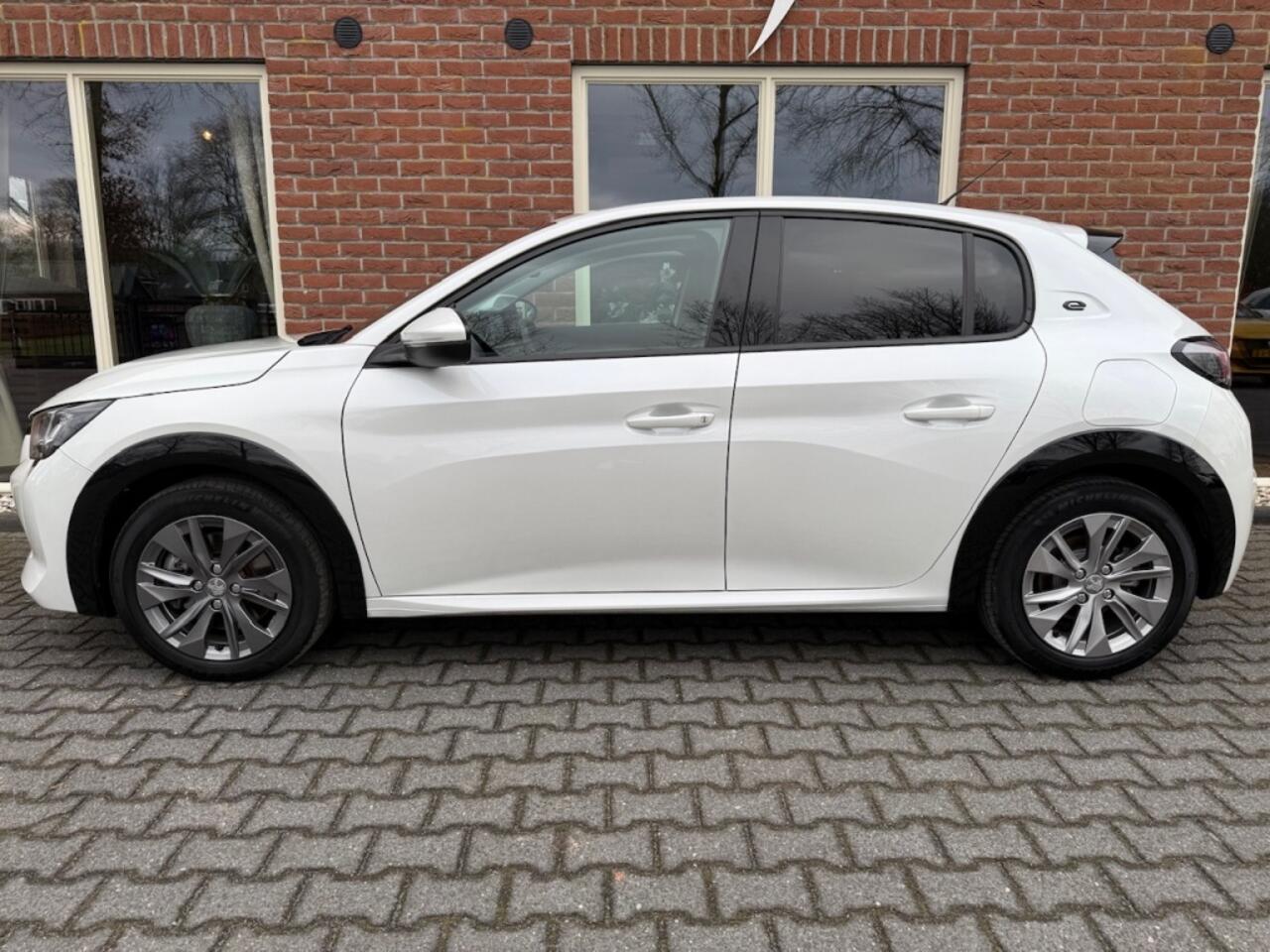 Peugeot e-208 EV Allure 50 kWh GROOT.NAVI / HALF.LEER / CAMERA / 17 INCH LMV /