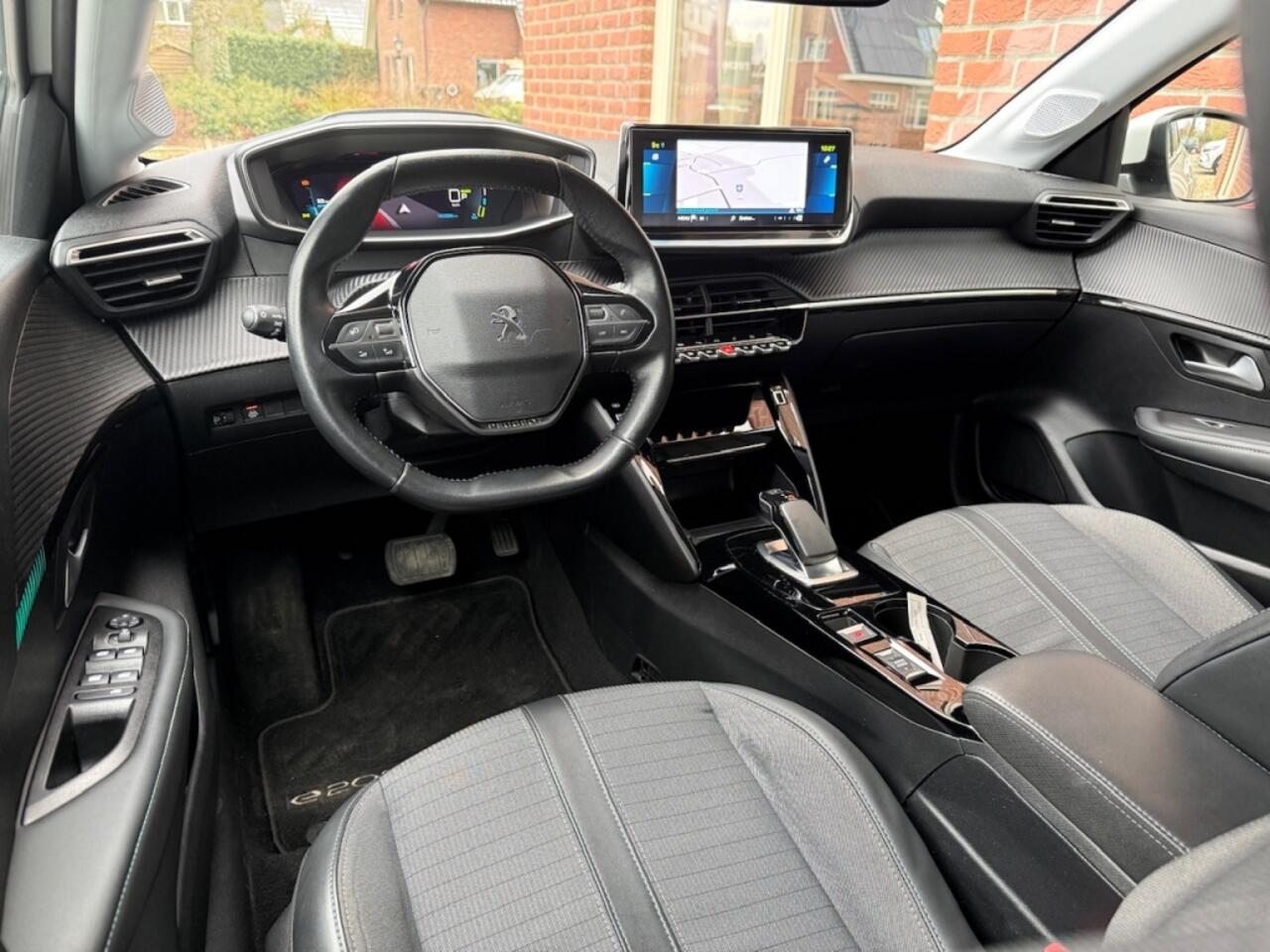 Peugeot e-208 EV Allure 50 kWh GROOT.NAVI / HALF.LEER / CAMERA / 17 INCH LMV /