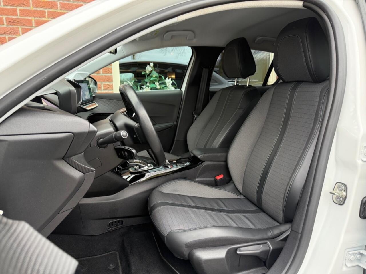 Peugeot e-208 EV Allure 50 kWh GROOT.NAVI / HALF.LEER / CAMERA / 17 INCH LMV /