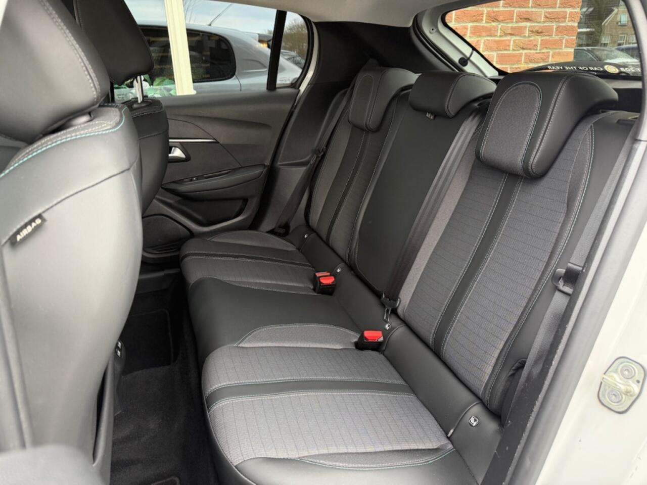 Peugeot e-208 EV Allure 50 kWh GROOT.NAVI / HALF.LEER / CAMERA / 17 INCH LMV /