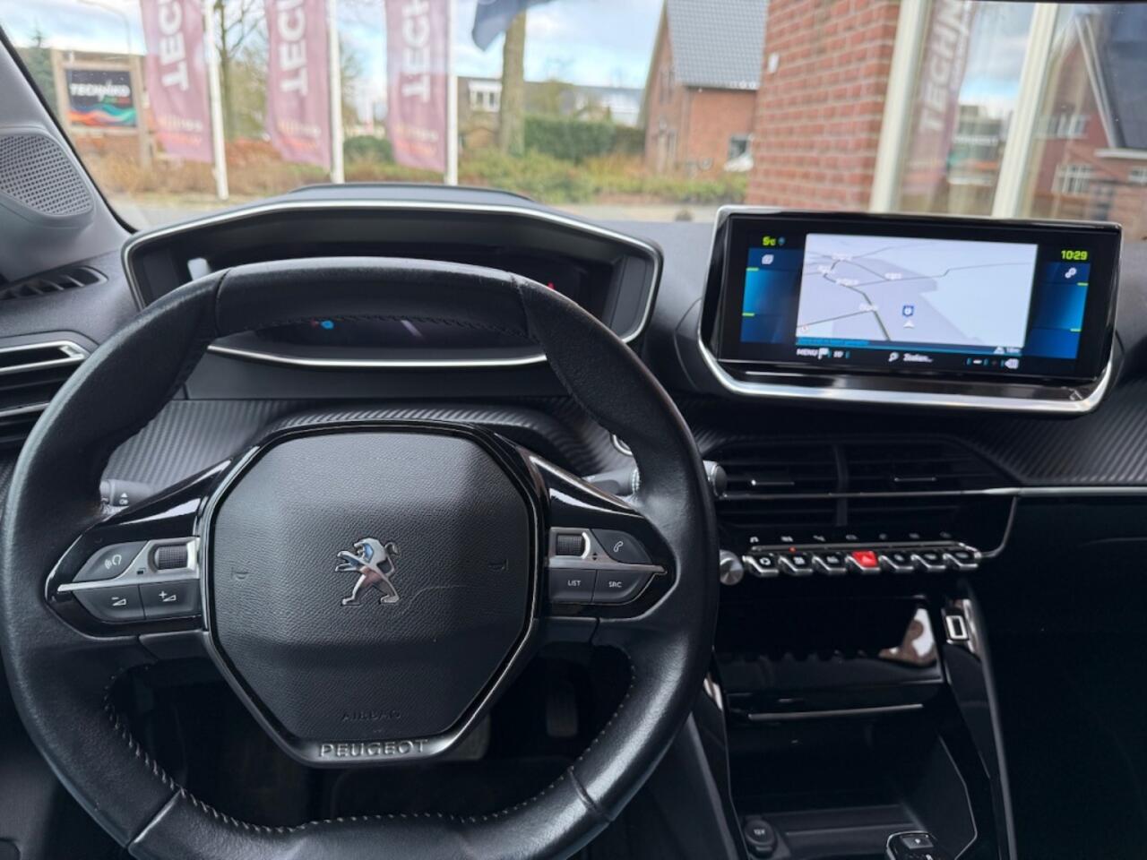 Peugeot e-208 EV Allure 50 kWh GROOT.NAVI / HALF.LEER / CAMERA / 17 INCH LMV /