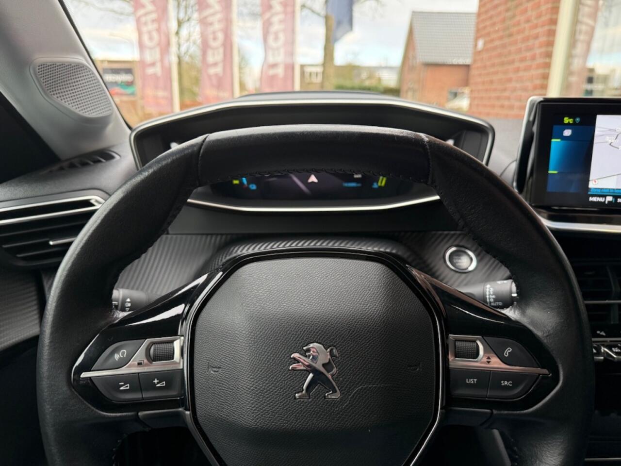 Peugeot e-208 EV Allure 50 kWh GROOT.NAVI / HALF.LEER / CAMERA / 17 INCH LMV /