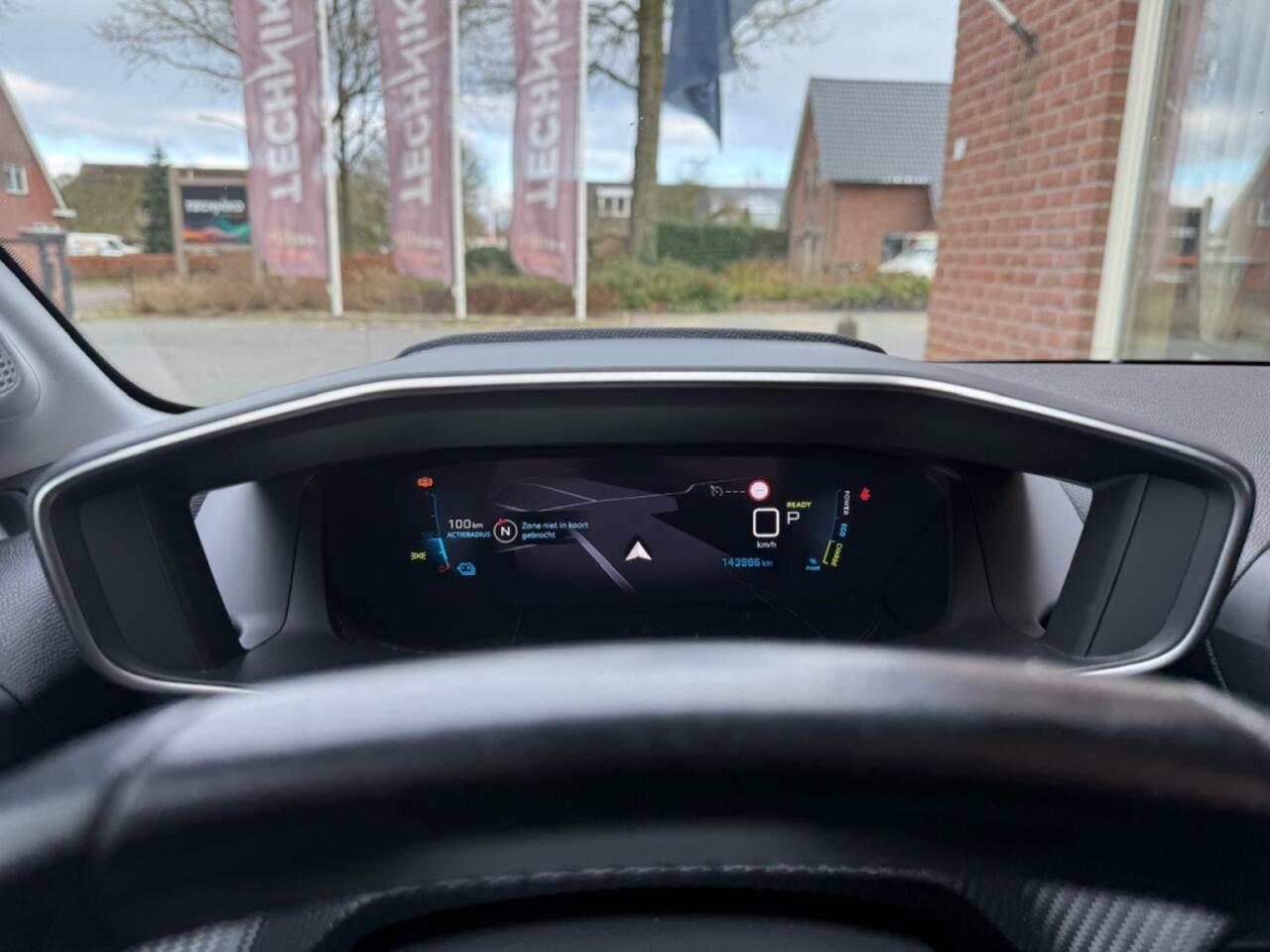 Peugeot e-208 EV Allure 50 kWh GROOT.NAVI / HALF.LEER / CAMERA / 17 INCH LMV /