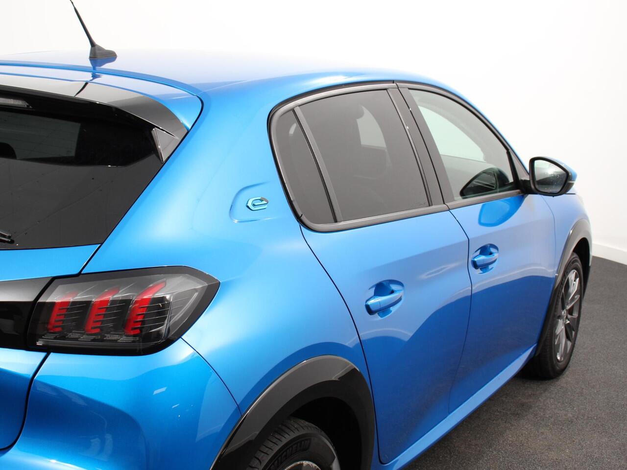 Peugeot e-208 EV Allure 50 kWh SOH 89.8 % | Climate control | Cruise control | LED | Camera | Parkeersensor achter | Lane assist | Navigatie | Apple Carplay/ Android Auto